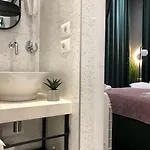 Urban Deluxe Apartment
