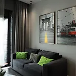 Urban Deluxe Apartment *