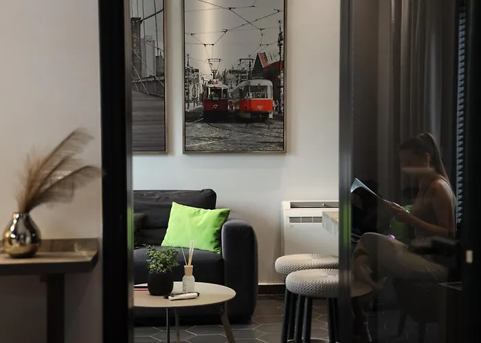 Urban Deluxe * 티라나